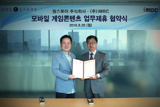 26일 iMBC와 원스토어의 모바일 게임콘텐츠 업무제휴 협약식에서 강준규 원스토어 주식회사 사업본부장과 천복용 iMBC 이사가 기념사진을 찍고 있다.  <iMBC 제공>